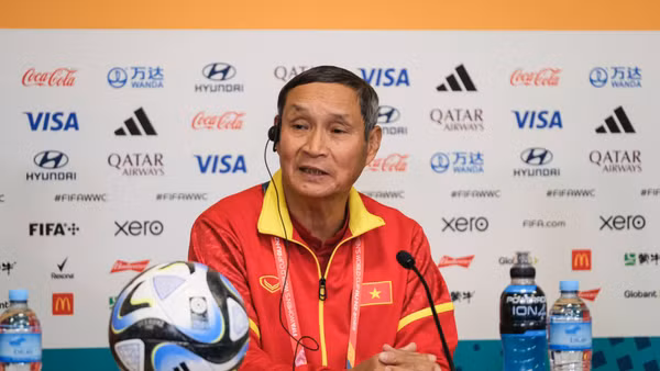 HLV Mai Đức Chung tại buổi họp trước trận đấu gặp đội tuyển nữ Hà Lan. (Ảnh: VFF)