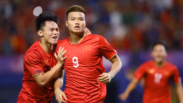 Văn Tùng thi đấu ấn tượng tại SEA Games 32 dưới bàn tay huấn luyện viên Philippe Troussier.