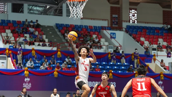 Khoa Trần lên rổ trước các tuyển thủ Indonesia. 