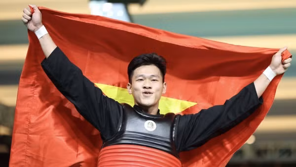 Nguyễn Tấn Sang giành Huy chương Vàng môn Pencak Silat nội dung đối kháng hạng 75-80kg nam. (Ảnh: TTXVN)