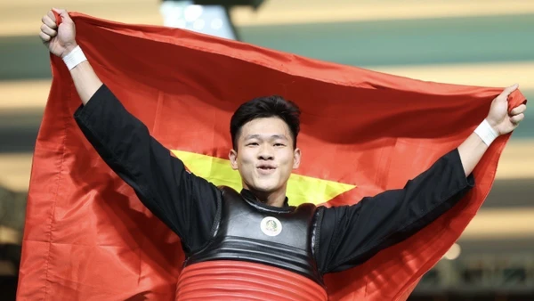 Nguyễn Tấn Sang giành Huy chương Vàng môn Pencak Silat nội dung đối kháng hạng 75-80kg nam. (Ảnh: TTXVN)