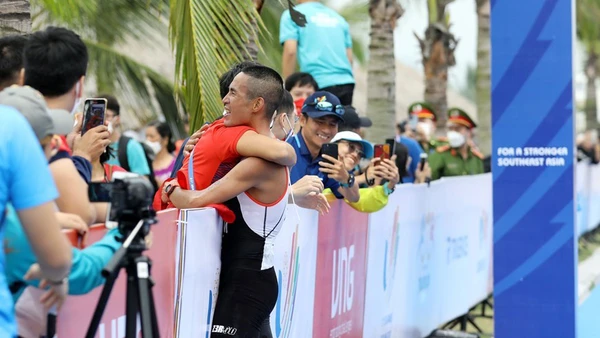 Niềm vui chiến thắng của vận động viên Phạm Tiến Sản sau khi về đích. (Ảnh: TTXVN)