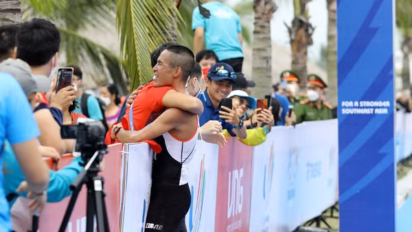 Niềm vui chiến thắng của vận động viên Phạm Tiến Sản sau khi về đích. (Ảnh: TTXVN)