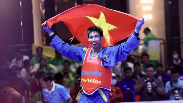 Nguyễn Thanh Liêm sau khi thắng áp đảo đối thủ Emmanuel Dailay Cantores (Philippines) ở chung kết. (Ảnh: Hoàng Linh/TTXVN)