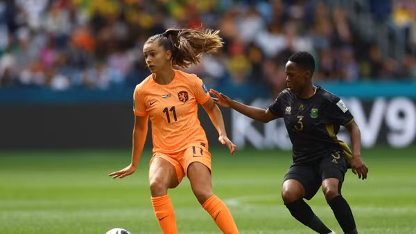 Đội tuyển nữ Hà Lan chiếm lĩnh thế trận trước đội tuyển nữ Nam Phi. (Ảnh: Reuters)