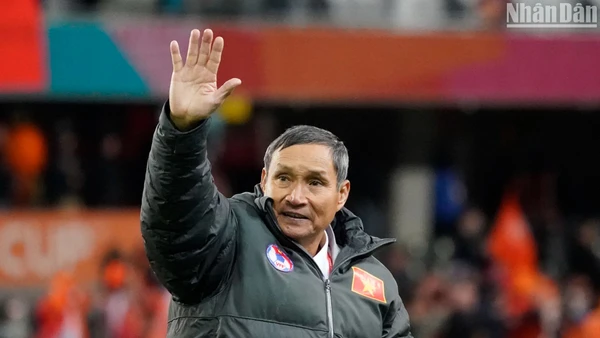 Huấn luyện viên Mai Đức Chung gửi lời cảm ơn tới những người hâm mộ đã cổ vũ đội tuyển nữ Việt Nam. (Ảnh: ĐỖ ĐẠT)