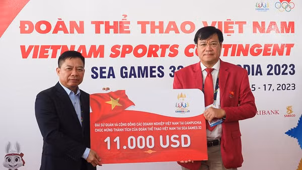 Tặng quà chúc mừng thành tích thi đấu của Đoàn Thể thao Việt Nam tại SEA Games 32.