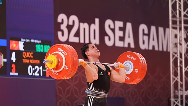Nguyễn Quốc Toàn phá kỷ lục SEA Games tại môn Cử tạ hạng 89kg Nam. (Ảnh: TTXVN)