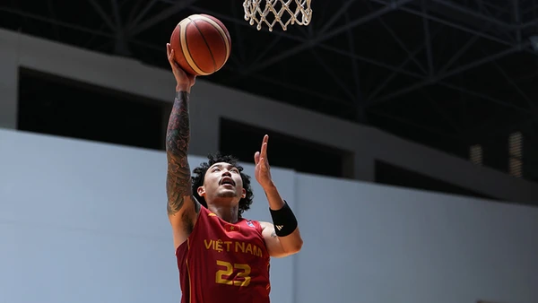 Đinh Thanh Tâm dứt điểm cận rổ.