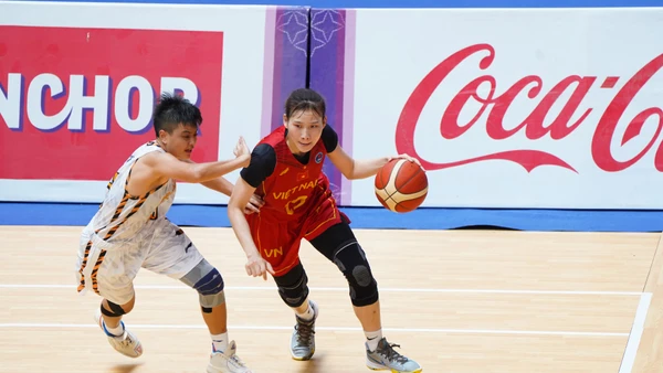 Nguyễn Thị Tiểu Duy dẫn bóng trước tuyển thủ Philippines.