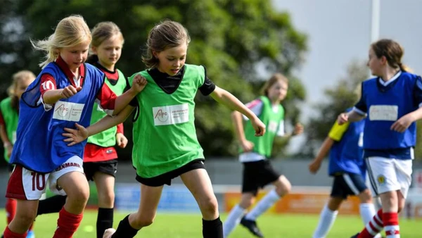 Trẻ em Scotland được tiếp cận bóng đá từ sớm nhờ Quỹ HatTrick của UEFA. (Ảnh: UEFA)