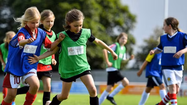Trẻ em Scotland được tiếp cận bóng đá từ sớm nhờ Quỹ HatTrick của UEFA. (Ảnh: UEFA)
