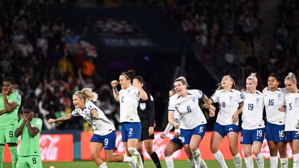 Các thành viên tuyển nữ Anh ăn mừng sau khi chiến thắng loạt sút luân lưu. (Ảnh: Reuters)