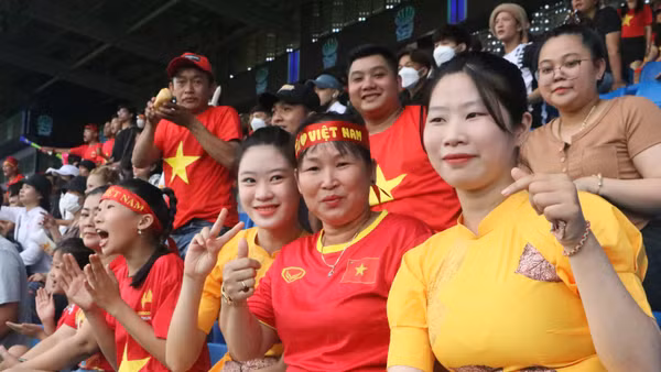 [Ảnh] Người hâm mộ nức lòng với chiến thắng thứ hai của U22 Việt Nam