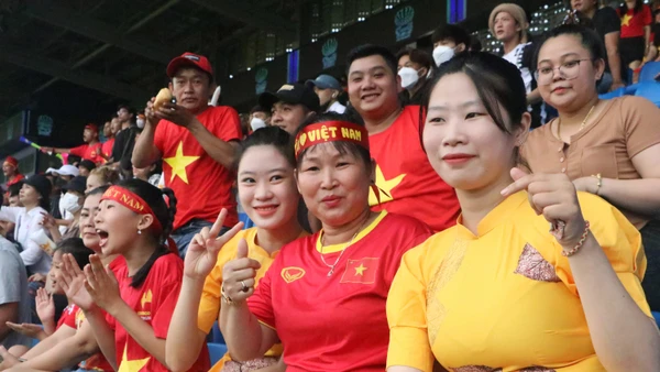 [Ảnh] Người hâm mộ nức lòng với chiến thắng thứ hai của U22 Việt Nam