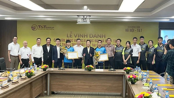 Lãnh đạo Tập đoàn T&T vinh danh bộ đôi Trần Mai Ngọc và Đinh Anh Hoàng giành Huy chương Vàng lịch sử cho bóng bàn Việt Nam.