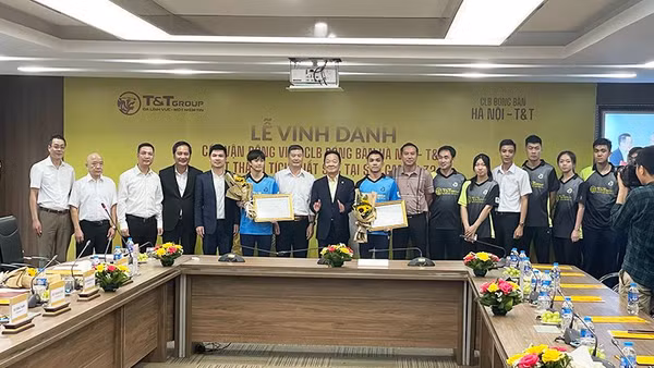 Lãnh đạo Tập đoàn T&T vinh danh bộ đôi Trần Mai Ngọc và Đinh Anh Hoàng giành Huy chương Vàng lịch sử cho bóng bàn Việt Nam.