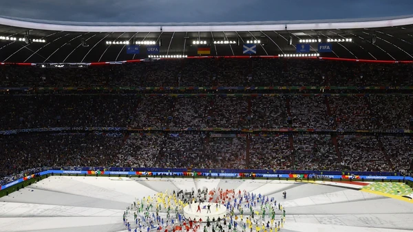 Các nghệ sĩ bắt đầu xuất hiện trên sân vận động Allianz Arena. (Ảnh: Reuters)
