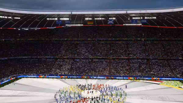 Các nghệ sĩ bắt đầu xuất hiện trên sân vận động Allianz Arena. (Ảnh: Reuters)