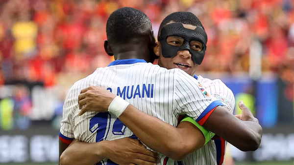 Randal Kolo Muani và Kylian Mbappé ăn mừng bàn thắng duy nhất của trận đấu. (Ảnh: UEFA)