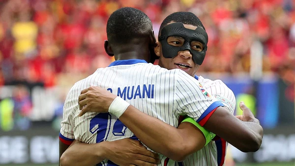 Randal Kolo Muani và Kylian Mbappé ăn mừng bàn thắng duy nhất của trận đấu. (Ảnh: UEFA)