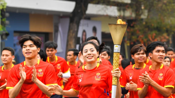 Các vận động viên tham gia Lễ rước đuốc tại SEA Games 32 tại Hà Nội. (Ảnh: NAM NGUYỄN)