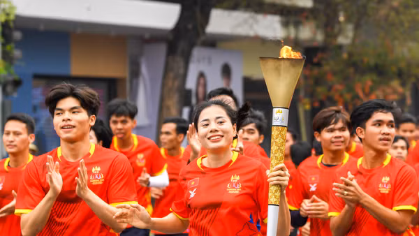 Các vận động viên tham gia Lễ rước đuốc tại SEA Games 32 tại Hà Nội. (Ảnh: NAM NGUYỄN)