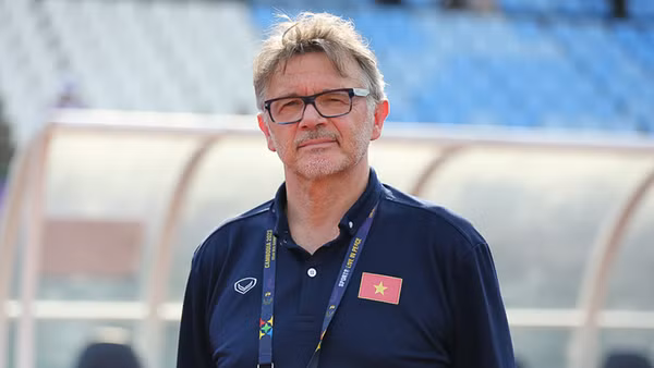 Huấn luyện viên Philippe Troussier. 