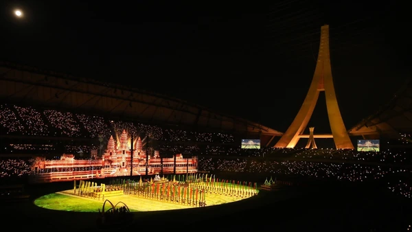 Màn biểu diễn nghệ thuật tại Lễ Khai mạc SEA Games 32 trên sân vận động Morodok Techo. (Ảnh: TTXVN)