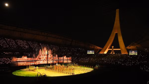 Màn biểu diễn nghệ thuật tại Lễ Khai mạc SEA Games 32 trên sân vận động Morodok Techo. (Ảnh: TTXVN)