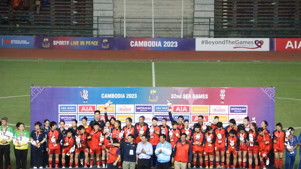 [Ảnh] Khoảnh khắc bóng đá nữ Việt Nam trên bục vinh quang SEA Games 32
