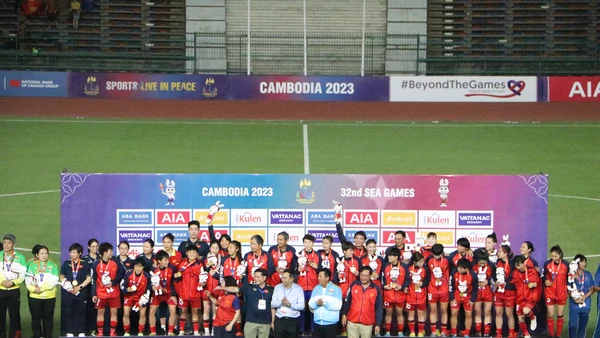 [Ảnh] Khoảnh khắc bóng đá nữ Việt Nam trên bục vinh quang SEA Games 32