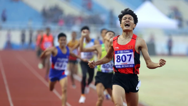 Vận động viên Lương Hữu Phước bứt tốc về đích, bỏ xa tất cả các đối thủ để đoạt Huy chương Vàng ở nội dung 1500m tại SEA Games 31. (Ảnh: Trương Anh Đức)