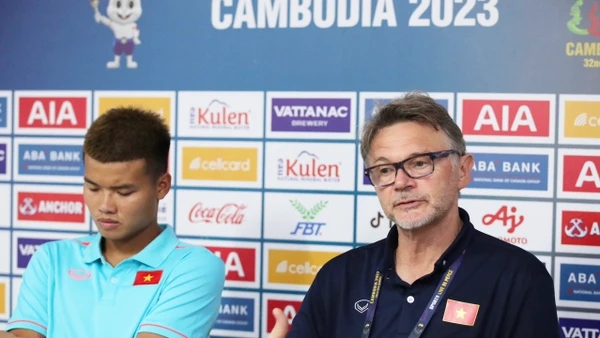 HLV Philippe Troussier và học trò Văn Tùng tham dự họp báo sau trận thắng Singapore 3-1. (Ảnh: VFF)
