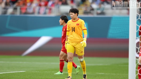 Thủ thành Kim Thanh thi đấu kiên cường trước những tiền đạo mạnh của đối phương. (Ảnh: ĐỨC ĐỒNG)