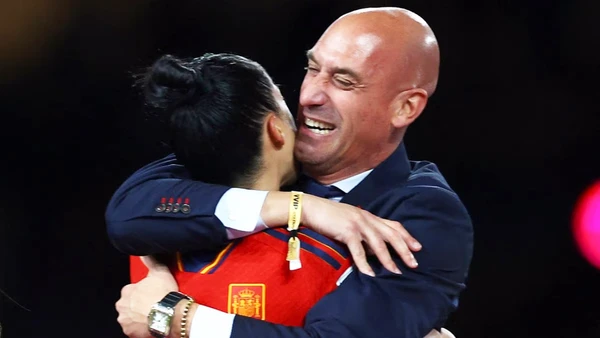 Chủ tịch RFEF Luis Rubiales ăn mừng cùng các cầu thủ Tây Ban Nha sau khi giành chức vô địch World Cup nữ 2023. (Ảnh: Getty)