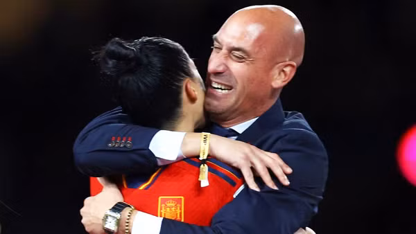 Chủ tịch RFEF Luis Rubiales ăn mừng cùng các cầu thủ Tây Ban Nha sau khi giành chức vô địch World Cup nữ 2023. (Ảnh: Getty)