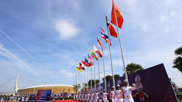 Lễ thượng cờ các đoàn thể thao tham dự Đại hội Thể thao Người khuyết tật Đông Nam Á lần thứ 12.