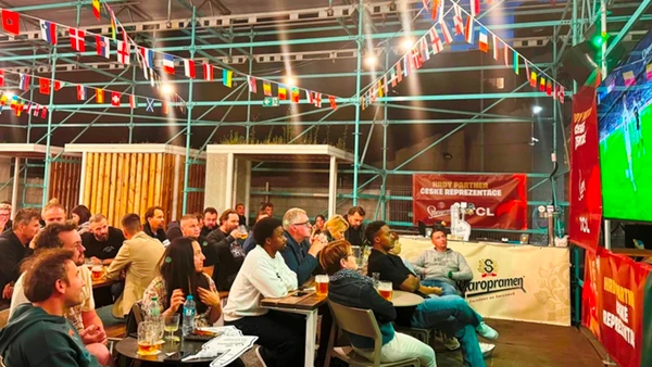 Khách xem bóng đá tại một nhà hàng phục vụ các loại bia truyền thống của Séc trên phố Ostrovskeho, Praha 5 trong ngày EURO 2024 mở màn với trận đấu giữa tuyển Đức và Scotland. (Ảnh: TTXVN)