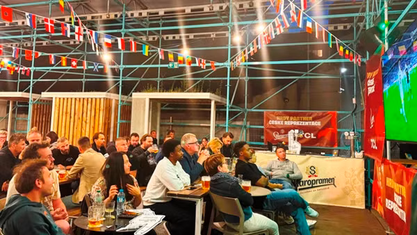 Khách xem bóng đá tại một nhà hàng phục vụ các loại bia truyền thống của Séc trên phố Ostrovskeho, Praha 5 trong ngày EURO 2024 mở màn với trận đấu giữa tuyển Đức và Scotland. (Ảnh: TTXVN)