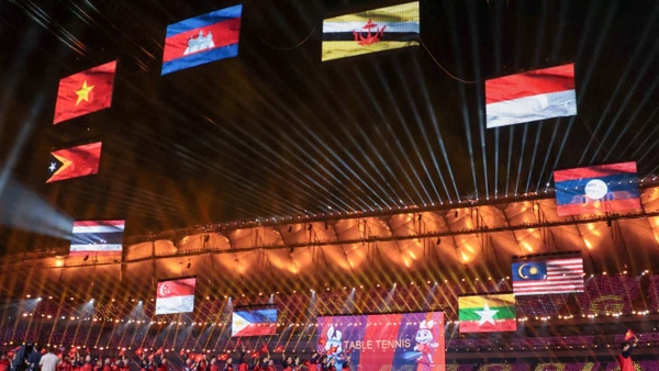 Đoàn thể thao Việt Nam diễu hành trên sân vận động Morodok Techo trong Lễ bế mạc SEA Games 32. (Ảnh: TTXVN)
