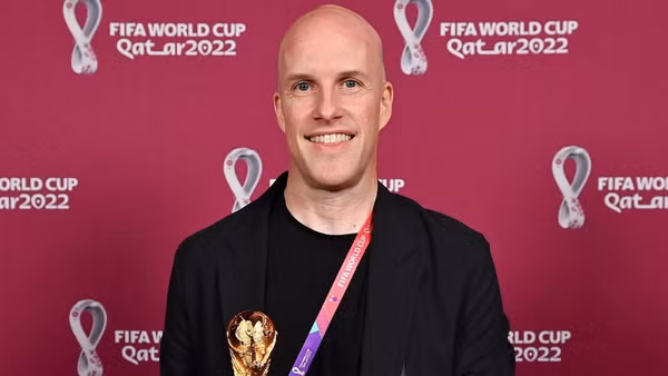 Grant Wahl trong một tấm hình lưu niệm tại World Cup 2022. (Ảnh: NYPost)