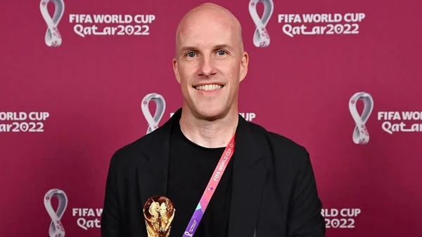 Grant Wahl trong một tấm hình lưu niệm tại World Cup 2022. (Ảnh: NYPost)