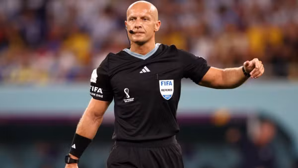 Trọng tài người Ba Lan - ông Szymon Marciniak. (Ảnh: Goal)