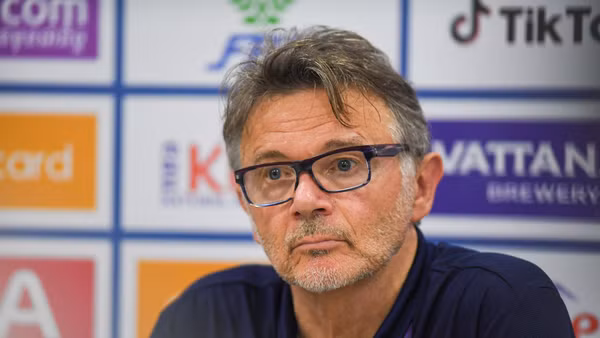 Huấn luyện viên Philippe Troussier tại buổi họp báo sau trận bán kết gặp U22 Indonesia. (Ảnh: Dương Thuật)