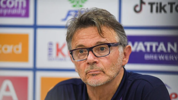 Huấn luyện viên Philippe Troussier tại buổi họp báo sau trận bán kết gặp U22 Indonesia. (Ảnh: Dương Thuật)