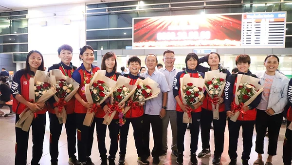 Các thành viên đội tuyển nữ tại sân bay Tân Sơn Nhất. (Ảnh: VFF)