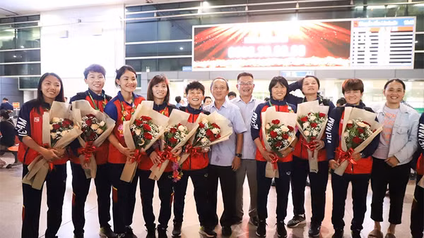 Các thành viên đội tuyển nữ tại sân bay Tân Sơn Nhất. (Ảnh: VFF)