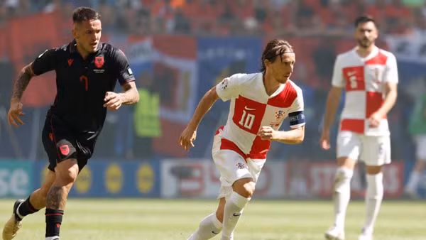 Modric và các đồng đội đứng trước nguy cơ bị loại (Ảnh: UEFA)