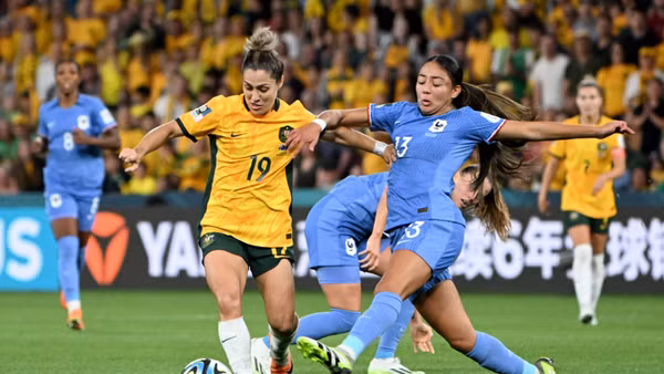 Đội tuyển nữ Australia nỗ lực phòng ngự trước sức ép liên tục từ đội tuyển nữ Pháp.(Ảnh: Reuters)
